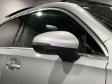死角検知警告システムが装備されており、車線変更の際、死角に入る車両の検知、警告を行います。また、サイドミラー内部のインジケータが点灯し、危険の促しをしています。