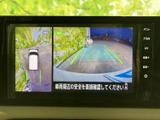 周囲の映像と後方の目安線を画面で確認でき、駐車時の位置合わせをサポート。状況を見比べながら操作できるので、狭い場所での取り回しにも役立ちます。