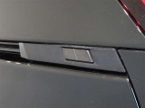 パワーバックドアを装備しています。開閉スイッチはトヨタとして初めて車両側面両側に配置、後ずさりすることなく開閉できます。
