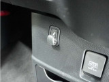 ◆コンビ二フック◆ちょっとした買い物の袋を吊り下げたり、ゴミ袋を吊り下げられるコンビニフックがあり車内を転がらず便利です!