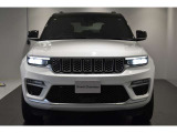 Jeep伝統の7スロットグリルが存在感ありますね。