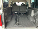 後席はシートを倒すとより広くなり大きな荷物も積めます☆
