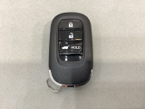 スマートキーを装備しています。鍵を差し込むことなくドアロックの開け閉めと、スタートボタン操作でのエンジンスタートができます。ボタン操作でトランクが開けられる電動テールゲートのボタンもついています。