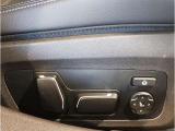 【コックピットシート】BMW車の主役席。車体中央にくる様に配置し車両重心とが一致する事でドライバーと車との一体感あるドライビングを実現。人間工学に基づき形成した形状が長時間のドライブ疲労も軽減します!