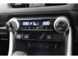 オートエアコンで車内の温度管理も自動調整で行ないますのでらくらくです!安心して運転に集中できます!!