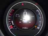 TFT液晶メーターは緻密なグラフィックを表示可能。更に様々な車両情報の表示と操作が可能になりました。