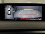 パノラミックビューモニターを装備。駐車場や交差点でクルマを真上から見るように周囲を確認できます。機能の詳細は販売店スタッフまでおたずねください。