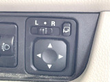 【電動格納ミラー】サイドミラーは電動格納式となっており、狭い駐車場でもキズがつくリスクを抑えられます。