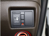 電動スライドドア―(左側のみ)のメインスイッチは運転席から操作可能です
