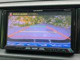 後方の映像にガイド線が表示され、駐車時の車両周辺の確認をサポートします。画面を見ながら距離感をつかみやすく、バックでの車庫入れや切り返しに役立ちます。