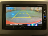 リバースギアに入れるだけで後方の表示へ切り替わります。夜間や雨の日の駐車も楽になりますよ。