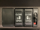 リアドアは乗り降りに便利な両側電動スライドドアです。また運転席に座っていながらスイッチ操作で自在にスライドドアを開け閉めできます。