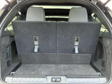 三列シート使用時でも、トランクには日常使いの荷物や小型のバッグをしっかり収納可能。限られたスペースでも無駄なく使える設計で、乗車人数と積載性を両立したい方におすすめです。