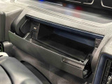 小物が収納できる運転席側インパネアッパーボックス。 ボックス内にはUSBソケットが一口。