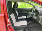 前席は明るい色を組み合わせたシートで、座ったときの視界も開放的。運転席まわりを見渡しやすく、乗り降りもしやすい開口部です。車内はすっきりとした印象で、日常の移動にもお使いいただけます。