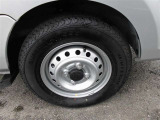 タイヤ装着サイズは「145/80R12」です。