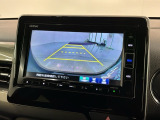 リバースギアに入れるだけで後方の表示へ切り替わります。夜間や雨の日の駐車も楽になりますよ。