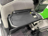 飲み物や食べ物を気軽に置けるテーブルを、運転席と助手席の背もたれにご用意。車内の休憩も快適です!