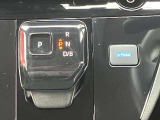 e-Pedlは、アクセルペダルの戻し時に、一般的なブレーキングと同時の減速感を発生。全走車との車間距離調整も、信号や坂道での減速&停止も、アクセルペダルだけのイージードライビングを実現しています。