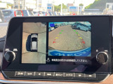 後方の映像に加えて車両周辺を俯瞰した表示も確認でき、駐車時の周囲の状況把握に役立ちます。画面内のガイド表示もあり、後退時の確認をサポートします。