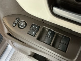 運転席のスイッチで全てのウィンドウの開閉操作を行うことができます。ロックボタンをONにしておくと、運転席以外のウィンドウは作動しないのでお子様を乗せているときなども安心ですね♪