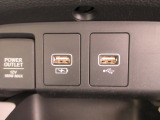 12V電源ソケットを設置しております。周辺機器の充電にご利用頂けます。便利なUSBジャックも付いています。