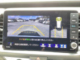 バックギアに入れますとご覧のような画像に自動的に切り替わります。車庫入れ時に役立ちます。