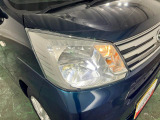 白く明るい光で夜間走行をサポートするLEDヘッドランプを搭載