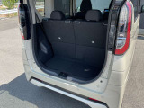 バックドアは大きく開きます。定員乗車時でも十分広いラゲッジスペースを確保しています