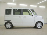 リアには左右スライドドアを採用。狭い駐車場でも開閉しやすく、強風の日でもドアが煽られにくくなっております。小さなお子さまやご年配の方も安心して乗り降りできます。
