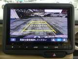 リアカメラが装備されており、後方の安全確認はもちろんのこと狭い場所での駐車や雨の日・夜間など視界の悪いコンディションでのストレスの軽減にもなります。