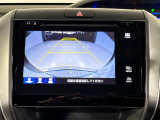 後退時に車両の後ろ側をモニター画面に表示します。車庫入れが苦手な人もこれで安心♪