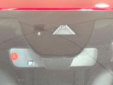 【スマートブレーキサポート】走行中に前方の車両等を認識し、衝突しそうな時は警報とブレーキで衝突回避と被害軽減をアシスト。より安全にドライブをお楽しみいただけます。