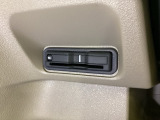 ハンドルの左下にETCがついています。高速道路の料金所の通過も楽々です。 カードの取り出しもしやすい場所についています。