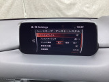 ハンドル操作をアシストすることにより車線からの逸脱回避を支援します。