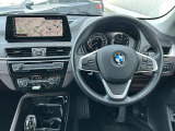 BMWのステアリングは、走行中でも安心して操作が行えるように右側にオーディオ関連、左側にオートクルーズに関するボタンを配置しています。ハンドル径も操作がし易いように計算して作られています。