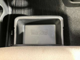 助手席アンダーボックスは運転用の替え靴や、車内に常備しておきたい子供用品、着替えた服などが収納できて便利です!