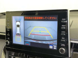 後方の見える安心をお届けするバックガイドモニター付:バックするときのアシストラインもあって楽々バック!車庫入れや縦列駐車をサポートし、苦手な駐車も安心です!今やもう手放せない装備ですネ♪