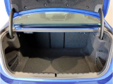 ☆BMWは大きな荷物を積む際、トランクから後席を倒していただくことが可能です。なのでわざわざ後席のドアを開けて後席を倒しに行く必要は御座いません☆