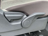運転席シートリフター(ラチェット式)で、座面の高さも上下に動き、体格にあわせて調整ができ広々でゆったり運転できます♪