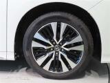 純正のアルミホイール装着車です。タイヤサイズは235/50R18です。