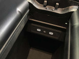 メルセデス・ベンツ八王子の最新のショールームには、大型モニターがあり最先端のメルセデス・ベンツをご体感頂けます!屋内展示場のため、天候の悪い日でも、ごゆっくりとお車をご覧頂ける店舗でございます!