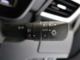 車外の明るさに応じて、自動的にライトの点灯・消灯をしてくれます