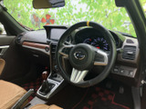 運転席から前方を見渡しやすい配置で、メーターや画面も視線の届く範囲にまとまっています。シートには明るい色のカバーが備わり、落ち着いた室内で同乗者もゆったり過ごせます。
