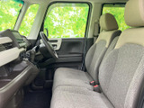 明るい色合いのシートが車内にやわらかな印象を与え、座面も広くゆったり過ごせそうです。窓から自然光が入り、前席での乗り降りや同乗時にも開放感があります。