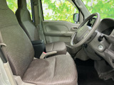 運転席はシンプルで操作性に優れ、すぐに慣れることができます。広々とした室内空間で、快適なドライブをお楽しみください。