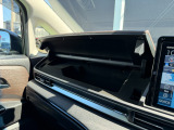 運転席の上部にあるアッパーボックスは、財布や小物などでもすぐに取り出せる便利な収納☆