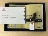 メンテナンスノート【点検整備記録簿・保証書】、取説も揃ってます。スマートキーはバッグなどにしまったままボタン操作でエンジン始動・停止やハイブリッドシステムの起動や停止ができて大変便利です