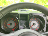 視認性の高いメーター類で、運転に必要な情報を的確に把握できます。落ち着いたデザインが、運転に集中させてくれます。