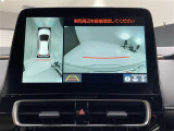 バックカメラの他に上から見下ろしたような画像が見れるアラウンド(全方位)モニター。前後左右を把握できる、すごい機能が装備されています!